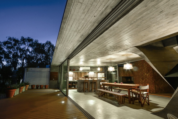 Ne-ar, one column house, Argentinien, Argentina, Rio Negro, Erweiterun, Umbau, extension, Haus, house, Wohnhaus, Sule, column, Beton, concrete, Sttze, Ufer, Fluss, river, Holz, wood, Anbau, Ortbeton, Flachdach, roof