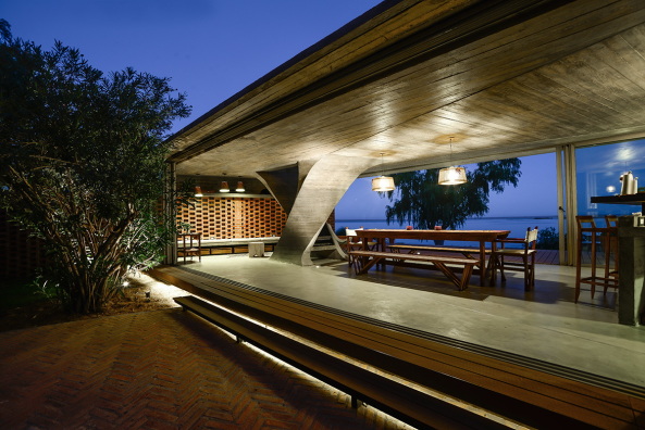 Ne-ar, one column house, Argentinien, Argentina, Rio Negro, Erweiterun, Umbau, extension, Haus, house, Wohnhaus, Sule, column, Beton, concrete, Sttze, Ufer, Fluss, river, Holz, wood, Anbau, Ortbeton, Flachdach, roof