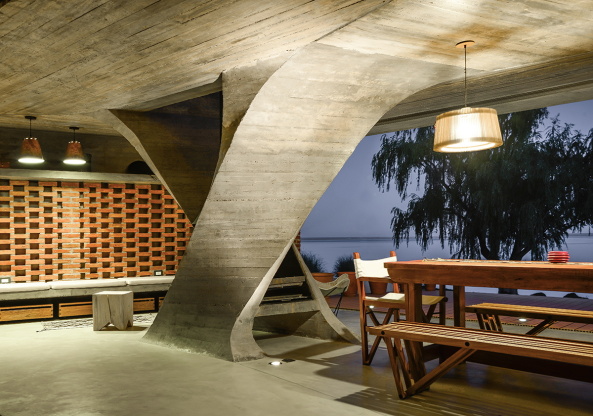 Ne-ar, one column house, Argentinien, Argentina, Rio Negro, Erweiterun, Umbau, extension, Haus, house, Wohnhaus, Sule, column, Beton, concrete, Sttze, Ufer, Fluss, river, Holz, wood, Anbau, Ortbeton, Flachdach, roof