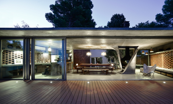 Ne-ar, one column house, Argentinien, Argentina, Rio Negro, Erweiterun, Umbau, extension, Haus, house, Wohnhaus, Sule, column, Beton, concrete, Sttze, Ufer, Fluss, river, Holz, wood, Anbau, Ortbeton, Flachdach, roof