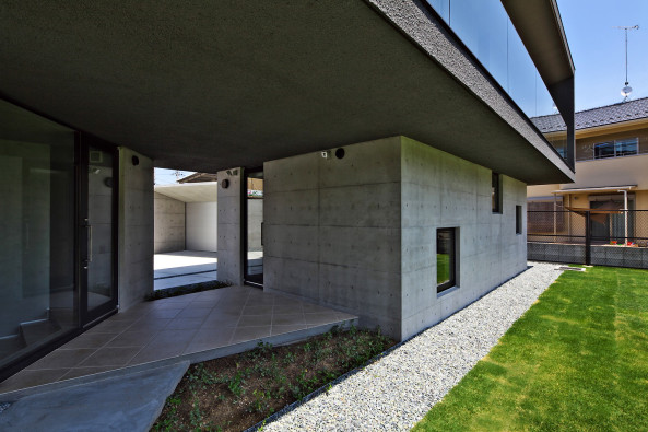 Japan, Shiga, floating house, Satori Hirota Architects, Landschaft, Beton, concrete, Galerie, Studio, gallery, Wohnhaus, Wohnen, housing, Wand, wall, Wasser, Hof, Garten, garden, Gebirge, mountain