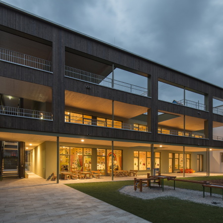 Kindergarten, Holzbau, sterreich, Holz, 2015, Kinder, Senioren, Mehrgenerationen, Wohlfhlort, bergwerkarchitekten, Salzburg Wohnbau, Meiberger Holzbau, zweigeschossig, modular, Fertigteilbauweise, Balken, Berge, Alpen, Salzburg, Fassade, Spielplatz, Spielen,