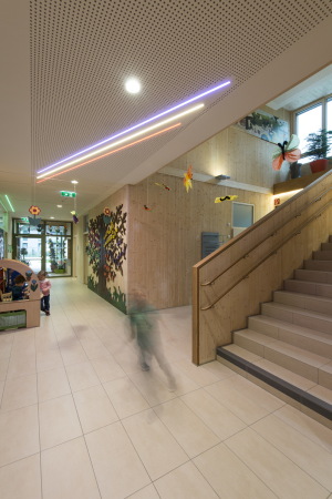 Kindergarten, Holzbau, sterreich, Holz, 2015, Kinder, Senioren, Mehrgenerationen, Wohlfhlort, bergwerkarchitekten, Salzburg Wohnbau, Meiberger Holzbau, zweigeschossig, modular, Fertigteilbauweise, Balken, Berge, Alpen, Salzburg, Fassade, Spielplatz, Spielen,