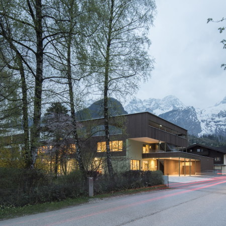Kindergarten, Holzbau, sterreich, Holz, 2015, Kinder, Senioren, Mehrgenerationen, Wohlfhlort, bergwerkarchitekten, Salzburg Wohnbau, Meiberger Holzbau, zweigeschossig, modular, Fertigteilbauweise, Balken, Berge, Alpen, Salzburg, Fassade, Spielplatz, Spielen,