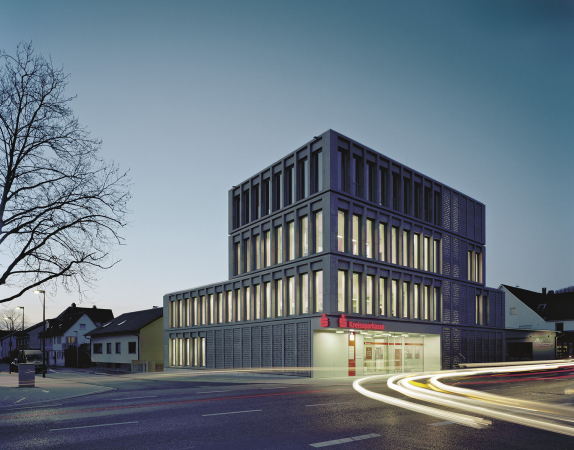 Sen, KSK Gppingen, Gppingen, dauner rommel schalk, Neubau, Kompetenzcentrum, Wei, white, Fassade, facade, Muschelkalk, Naturstein, Natursteinfassade, Licht, Belichtung, light