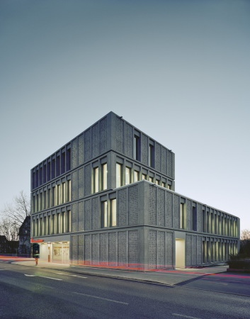 Sen, KSK Gppingen, Gppingen, dauner rommel schalk, Neubau, Kompetenzcentrum, Wei, white, Fassade, facade, Muschelkalk, Naturstein, Natursteinfassade, Licht, Belichtung, light