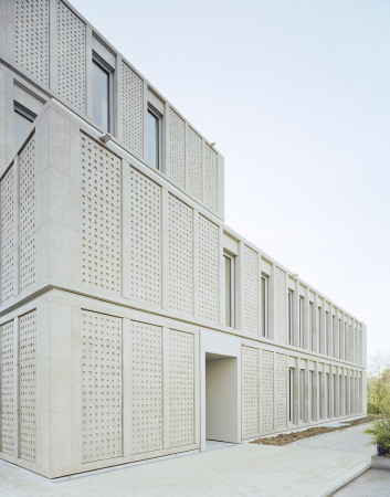 Sen, KSK Gppingen, Gppingen, dauner rommel schalk, Neubau, Kompetenzcentrum, Wei, white, Fassade, facade, Muschelkalk, Naturstein, Natursteinfassade, Licht, Belichtung, light