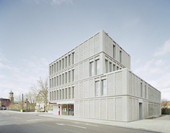Sen, KSK Gppingen, Gppingen, dauner rommel schalk, Neubau, Kompetenzcentrum, Wei, white, Fassade, facade, Muschelkalk, Naturstein, Natursteinfassade, Licht, Belichtung, light