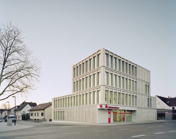 Sen, KSK Gppingen, Gppingen, dauner rommel schalk, Neubau, Kompetenzcentrum, Wei, white, Fassade, facade, Muschelkalk, Naturstein, Natursteinfassade, Licht, Belichtung, light