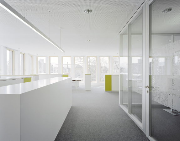S��en, KSK G�ppingen, G�ppingen, dauner rommel schalk, Neubau, Kompetenzcentrum, Wei�, white, Fassade, facade, Muschelkalk, Naturstein, Natursteinfassade, Licht, Belichtung, light