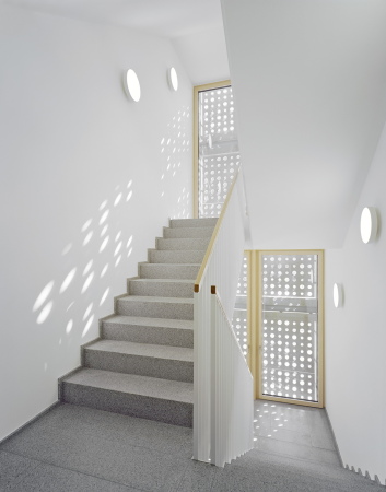 Sen, KSK Gppingen, Gppingen, dauner rommel schalk, Neubau, Kompetenzcentrum, Wei, white, Fassade, facade, Muschelkalk, Naturstein, Natursteinfassade, Licht, Belichtung, light