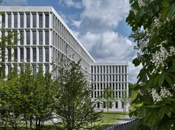 Innenministerium, Berlin, Müller Reimann Architekten, 2015, Ministry of the Interior, Büro Verwaltung, Office, Neubau, Steinfassade, Naturstein, Band des Bundes, Demokratie, steinern, verschlossen, Architecture, concrete, stone, monumental, gmp, Moabiter Werder, Bundesrepublik Deutschland, Bundesamt fu&#x308;r Bauwesen und Raumordnung, Spreebogen, Stadtbahn, Bundeskanzleramt, Stefan Müller, Thomas de Maizière, Spangen, streng, Ministerium, Wettbewerb