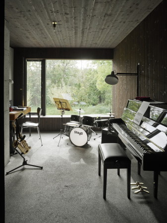 :mlzd; Architekten; Schweiz; Einfamilienhaus; Neubau; Bieler See, Ipsach; Wohnhaus in Seenhe; Sichtbeton; sgeraues Holz;