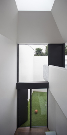 vaulted house, London, England, Haus, Wohnhaus, Wohnen, housing, Wlbung, vault, Dach, roof, Dachkonstruktion, Licht, light, Hof, Loggia, residential, Holz, wood, Stahl, steel