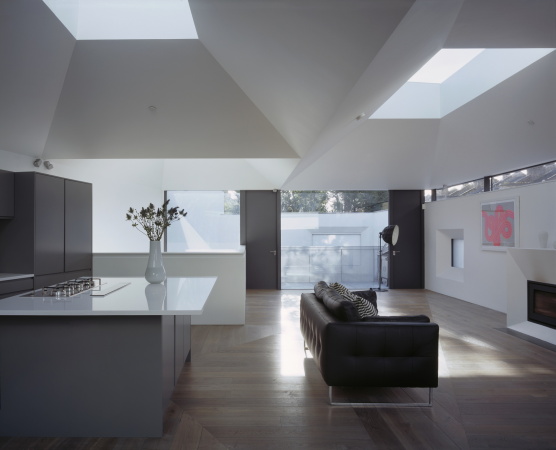 vaulted house, London, England, Haus, Wohnhaus, Wohnen, housing, Wlbung, vault, Dach, roof, Dachkonstruktion, Licht, light, Hof, Loggia, residential, Holz, wood, Stahl, steel