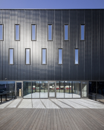 cultural center, Belgien, Andenne, Label Architecture, Ausstellung, exhibition, office, Bro, Fluss, river, Landschaft, landscape, Holz, wood, Fassade, facade, Schwarz, Fotografie, Fotodruck, Glas, glass, Beton, concrete