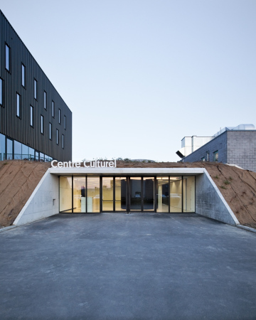 cultural center, Belgien, Andenne, Label Architecture, Ausstellung, exhibition, office, Bro, Fluss, river, Landschaft, landscape, Holz, wood, Fassade, facade, Schwarz, Fotografie, Fotodruck, Glas, glass, Beton, concrete