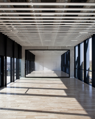 cultural center, Belgien, Andenne, Label Architecture, Ausstellung, exhibition, office, Bro, Fluss, river, Landschaft, landscape, Holz, wood, Fassade, facade, Schwarz, Fotografie, Fotodruck, Glas, glass, Beton, concrete