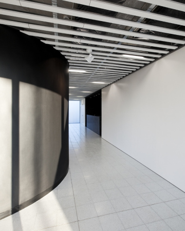 cultural center, Belgien, Andenne, Label Architecture, Ausstellung, exhibition, office, Bro, Fluss, river, Landschaft, landscape, Holz, wood, Fassade, facade, Schwarz, Fotografie, Fotodruck, Glas, glass, Beton, concrete