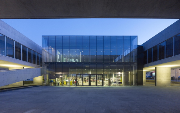 three volumes, Madrid, Rafael de La-Hoz, Volkshochschule, Plaza, Beton, concrete, glas, Glaskubus, ramp, Rampe, Rambla, glas cube, courtyard, Innenhof