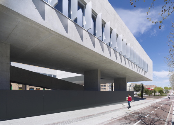 three volumes, Madrid, Rafael de La-Hoz, Volkshochschule, Plaza, Beton, concrete, glas, Glaskubus, ramp, Rampe, Rambla, glas cube, courtyard, Innenhof