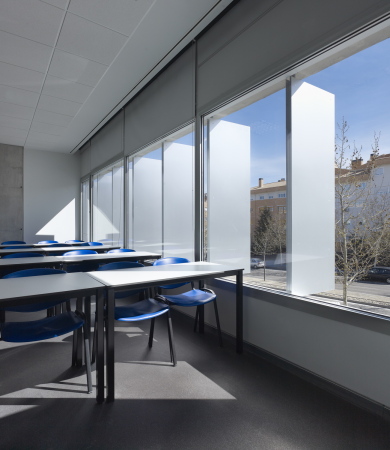 three volumes, Madrid, Rafael de La-Hoz, Volkshochschule, Plaza, Beton, concrete, glas, Glaskubus, ramp, Rampe, Rambla, glas cube, courtyard, Innenhof