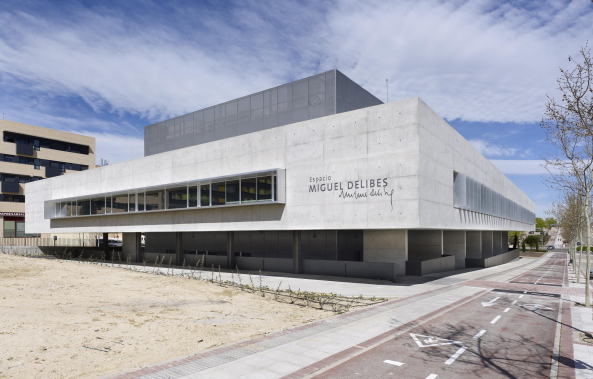 three volumes, Madrid, Rafael de La-Hoz, Volkshochschule, Plaza, Beton, concrete, glas, Glaskubus, ramp, Rampe, Rambla, glas cube, courtyard, Innenhof