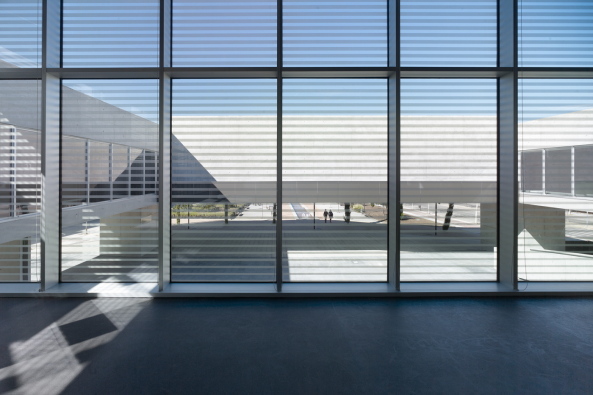 three volumes, Madrid, Rafael de La-Hoz, Volkshochschule, Plaza, Beton, concrete, glas, Glaskubus, ramp, Rampe, Rambla, glas cube, courtyard, Innenhof