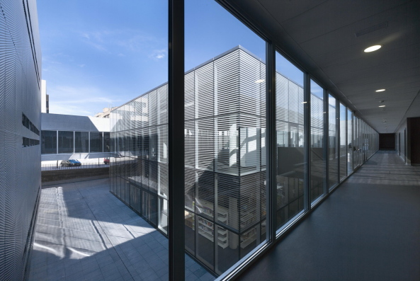 three volumes, Madrid, Rafael de La-Hoz, Volkshochschule, Plaza, Beton, concrete, glas, Glaskubus, ramp, Rampe, Rambla, glas cube, courtyard, Innenhof