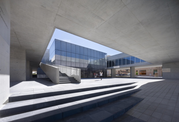 three volumes, Madrid, Rafael de La-Hoz, Volkshochschule, Plaza, Beton, concrete, glas, Glaskubus, ramp, Rampe, Rambla, glas cube, courtyard, Innenhof