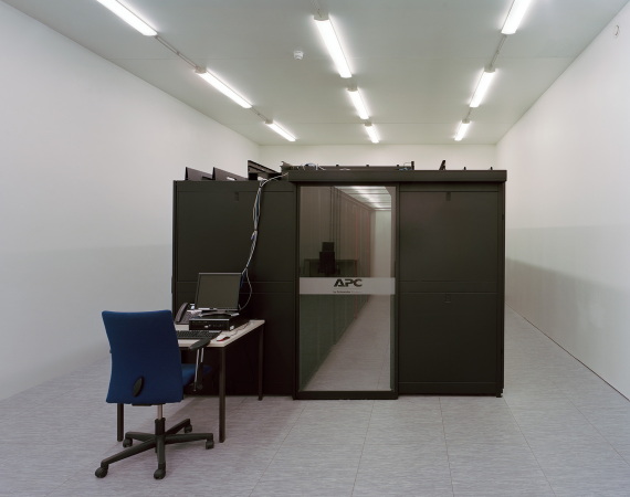 Leon Abraas, Heinle, Wischer und Partner, Freie Architekten, Max-Planck-Institut, 2015, Fertigstellung, Wissenschaft, Forschung, Neubau, Niederlande, netherlands R&D, research, design, netherlands, new building, extension,  Wiegerinck, Psycholinguistik, Sprache psychology, linguistics, Laboratorien, Labor, labs, Max-Planck-Gesellschaft, Till Behnke, Steffen Walter, Molekularbiologische Labore, Sprachlabor, dutch, Fassade, printed fassade, modern, Glasfassade bedruckt, Nijmegen, Wettbewerb 2011, Donders Centre for Cognitiove Neuroimaging, Radboud university, Wald, Wldchen Bume, Park, clean, modern, precise