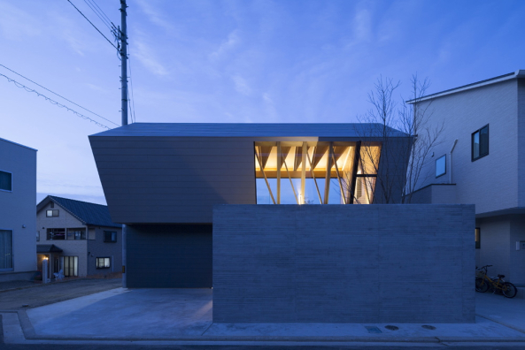 Apollo Architects, Japan, Matsuyama, Ehime, Wrap, Haus, Wohnen, housing, house, Fassade, facade, Stahlplatte, Stahl, steel, Holz, wood, Schiebetr, Ausblick, Aussicht, view, Grau, Grey, Dach, roof
