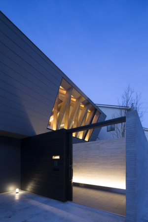 Apollo Architects, Japan, Matsuyama, Ehime, Wrap, Haus, Wohnen, housing, house, Fassade, facade, Stahlplatte, Stahl, steel, Holz, wood, Schiebetr, Ausblick, Aussicht, view, Grau, Grey, Dach, roof