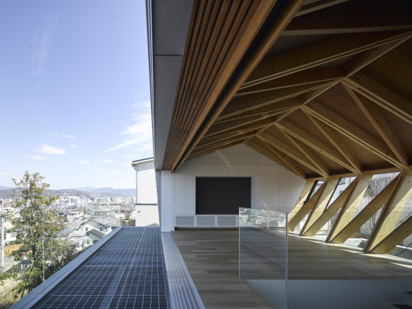 Apollo Architects, Japan, Matsuyama, Ehime, Wrap, Haus, Wohnen, housing, house, Fassade, facade, Stahlplatte, Stahl, steel, Holz, wood, Schiebetr, Ausblick, Aussicht, view, Grau, Grey, Dach, roof