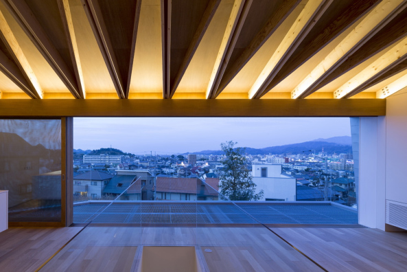 Apollo Architects, Japan, Matsuyama, Ehime, Wrap, Haus, Wohnen, housing, house, Fassade, facade, Stahlplatte, Stahl, steel, Holz, wood, Schiebetr, Ausblick, Aussicht, view, Grau, Grey, Dach, roof