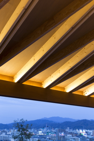 Apollo Architects, Japan, Matsuyama, Ehime, Wrap, Haus, Wohnen, housing, house, Fassade, facade, Stahlplatte, Stahl, steel, Holz, wood, Schiebetr, Ausblick, Aussicht, view, Grau, Grey, Dach, roof