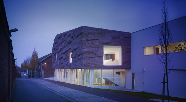 Kantine, cantine, le Roc, Stein, Dhoundt + Bajart, Frankreich, Tourcoing, stone, Fassade, facade, Grotte, grotto, Schule, school, Neubau, 2015, Mensa, Wei, Holz, wood, Pflanzen, plant, Kindergarten, shotcrete, Spritzbeton, Backstein, brick, Ziegelstein, Fenster, window, Glas, glass, Licht, Belichtung, light, Barrierefreiheit