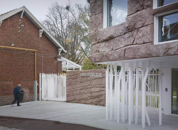 Kantine, cantine, le Roc, Stein, Dhoundt + Bajart, Frankreich, Tourcoing, stone, Fassade, facade, Grotte, grotto, Schule, school, Neubau, 2015, Mensa, Wei, Holz, wood, Pflanzen, plant, Kindergarten, shotcrete, Spritzbeton, Backstein, brick, Ziegelstein, Fenster, window, Glas, glass, Licht, Belichtung, light, Barrierefreiheit
