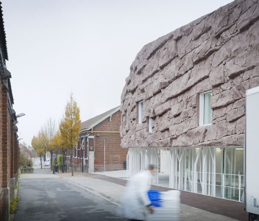 Kantine, cantine, le Roc, Stein, D�houndt + Bajart, Frankreich, Tourcoing, stone, Fassade, facade, Grotte, grotto, Schule, school, Neubau, 2015, Mensa, Wei�, Holz, wood, Pflanzen, plant, Kindergarten, shotcrete, Spritzbeton, Backstein, brick, Ziegelstein, Fenster, window, Glas, glass, Licht, Belichtung, light, Barrierefreiheit