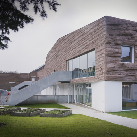 Kantine, cantine, le Roc, Stein, Dhoundt + Bajart, Frankreich, Tourcoing, stone, Fassade, facade, Grotte, grotto, Schule, school, Neubau, 2015, Mensa, Wei, Holz, wood, Pflanzen, plant, Kindergarten, shotcrete, Spritzbeton, Backstein, brick, Ziegelstein, Fenster, window, Glas, glass, Licht, Belichtung, light, Barrierefreiheit
