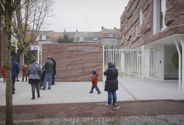 Kantine, cantine, le Roc, Stein, D�houndt + Bajart, Frankreich, Tourcoing, stone, Fassade, facade, Grotte, grotto, Schule, school, Neubau, 2015, Mensa, Wei�, Holz, wood, Pflanzen, plant, Kindergarten, shotcrete, Spritzbeton, Backstein, brick, Ziegelstein, Fenster, window, Glas, glass, Licht, Belichtung, light, Barrierefreiheit