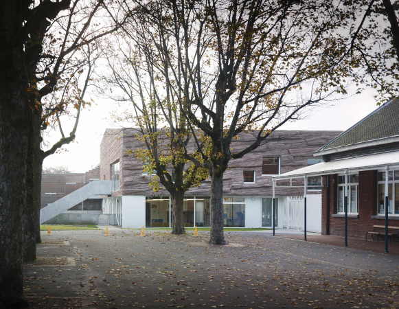Kantine, cantine, le Roc, Stein, Dhoundt + Bajart, Frankreich, Tourcoing, stone, Fassade, facade, Grotte, grotto, Schule, school, Neubau, 2015, Mensa, Wei, Holz, wood, Pflanzen, plant, Kindergarten, shotcrete, Spritzbeton, Backstein, brick, Ziegelstein, Fenster, window, Glas, glass, Licht, Belichtung, light, Barrierefreiheit