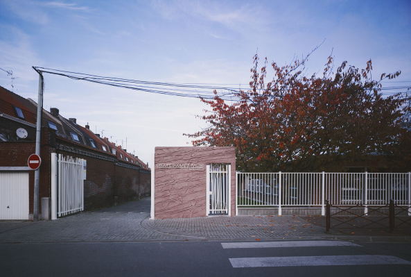 Kantine, cantine, le Roc, Stein, D�houndt + Bajart, Frankreich, Tourcoing, stone, Fassade, facade, Grotte, grotto, Schule, school, Neubau, 2015, Mensa, Wei�, Holz, wood, Pflanzen, plant, Kindergarten, shotcrete, Spritzbeton, Backstein, brick, Ziegelstein, Fenster, window, Glas, glass, Licht, Belichtung, light, Barrierefreiheit