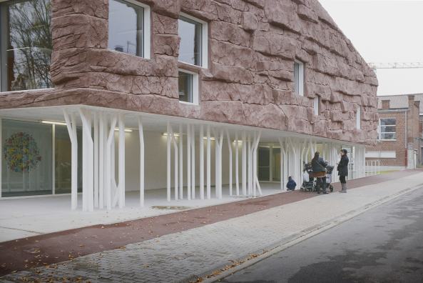 Kantine, cantine, le Roc, Stein, D�houndt + Bajart, Frankreich, Tourcoing, stone, Fassade, facade, Grotte, grotto, Schule, school, Neubau, 2015, Mensa, Wei�, Holz, wood, Pflanzen, plant, Kindergarten, shotcrete, Spritzbeton, Backstein, brick, Ziegelstein, Fenster, window, Glas, glass, Licht, Belichtung, light, Barrierefreiheit
