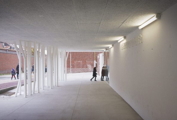 Kantine, cantine, le Roc, Stein, Dhoundt + Bajart, Frankreich, Tourcoing, stone, Fassade, facade, Grotte, grotto, Schule, school, Neubau, 2015, Mensa, Wei, Holz, wood, Pflanzen, plant, Kindergarten, shotcrete, Spritzbeton, Backstein, brick, Ziegelstein, Fenster, window, Glas, glass, Licht, Belichtung, light, Barrierefreiheit