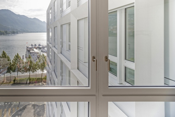 6600, Locarno, Schweiz, 2014, 2015, Neubau, Wohnungsbau, housing, lake, ascona, new building, See, Aussicht, Casa Bianca, Buzzi studio darchitettura, Residenza Trentacinque, weiss, weisse Fassade, Fertigteile, Beton, Raster, Grid, concrete, pre fabricated, Switzerland, Schweiz, Schachbrett, Anlage, Wohnanlage, Rusca neighbourhood, pilotis, Carrara marble, Marmor, Hochbau, Seeblick