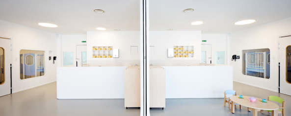 Avenier Cornejo, Paris, Frankreich, France, Kindergarten, creche, Kinder, children, 20 arrondissement, Frequel Fontarabie, Fassade, facade, Metall, Perforation, Licht, light, metal, perforated metal, Garten, garden, Terrasse
