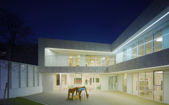 Avenier Cornejo, Paris, Frankreich, France, Kindergarten, creche, Kinder, children, 20 arrondissement, Frequel Fontarabie, Fassade, facade, Metall, Perforation, Licht, light, metal, perforated metal, Garten, garden, Terrasse