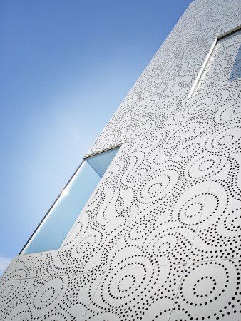 Avenier Cornejo, Paris, Frankreich, France, Kindergarten, creche, Kinder, children, 20 arrondissement, Frequel Fontarabie, Fassade, facade, Metall, Perforation, Licht, light, metal, perforated metal, Garten, garden, Terrasse