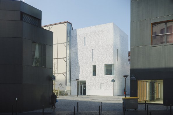 Avenier Cornejo, Paris, Frankreich, France, Kindergarten, creche, Kinder, children, 20 arrondissement, Frequel Fontarabie, Fassade, facade, Metall, Perforation, Licht, light, metal, perforated metal, Garten, garden, Terrasse